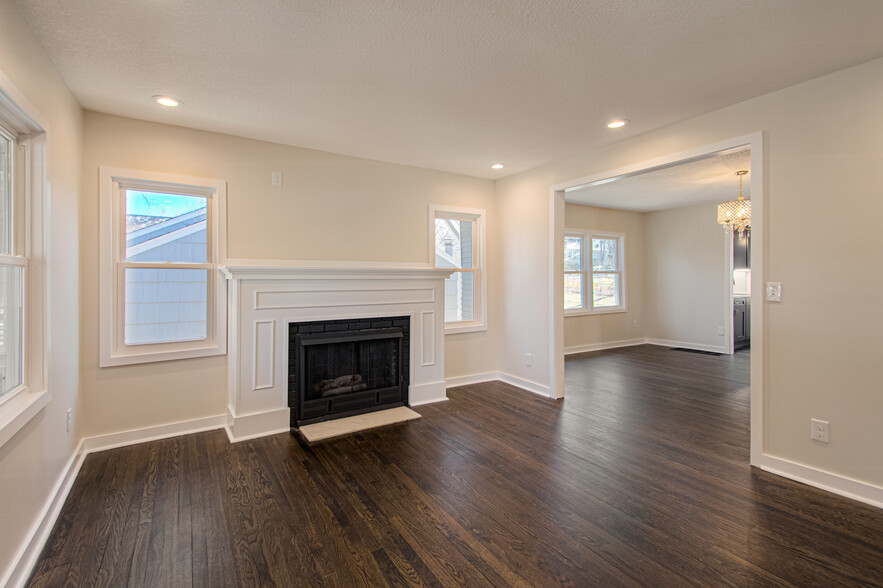 Building Photo - 2105 W 73rd St