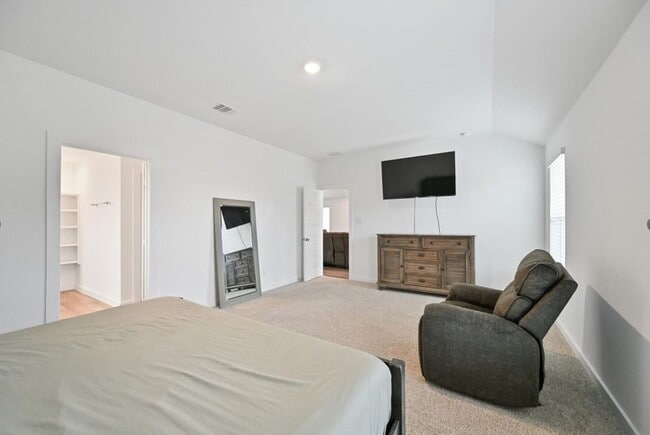 Building Photo - 1139 Hughes Crossing Dr