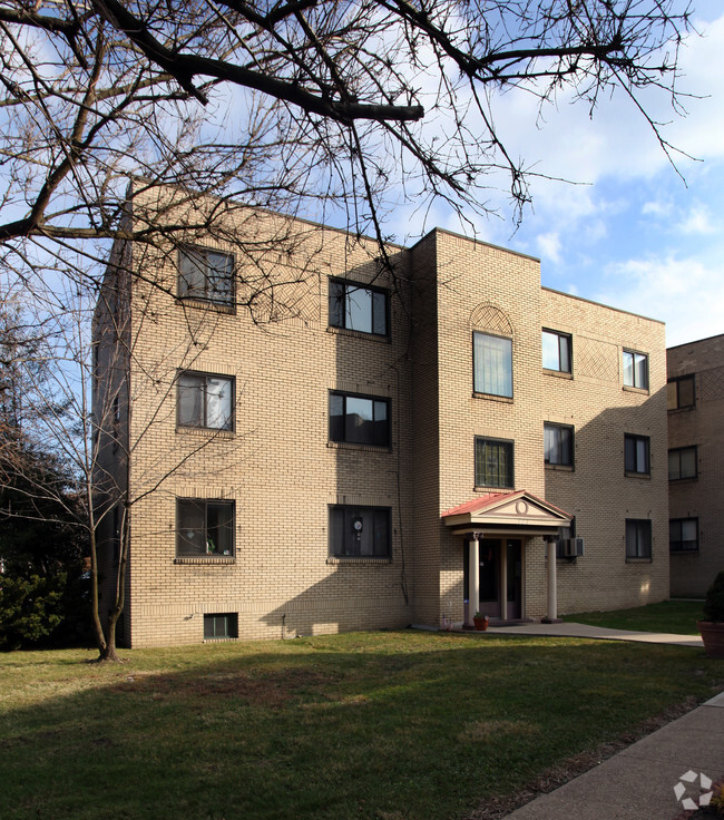 Building Photo - Beverly Court Apartments