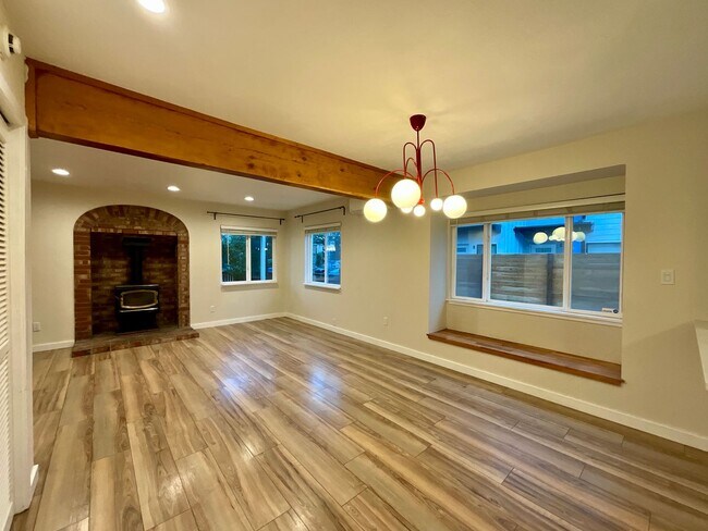 Building Photo - Beautiful Leschi Townhome with Fenced Yard