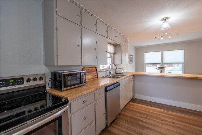 Building Photo - 505 Lbj Dr