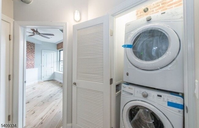 Building Photo - 44 Elm St