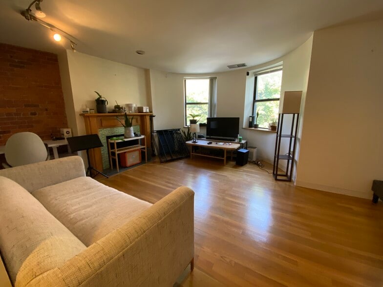 Building Photo - 84 Gainsborough St