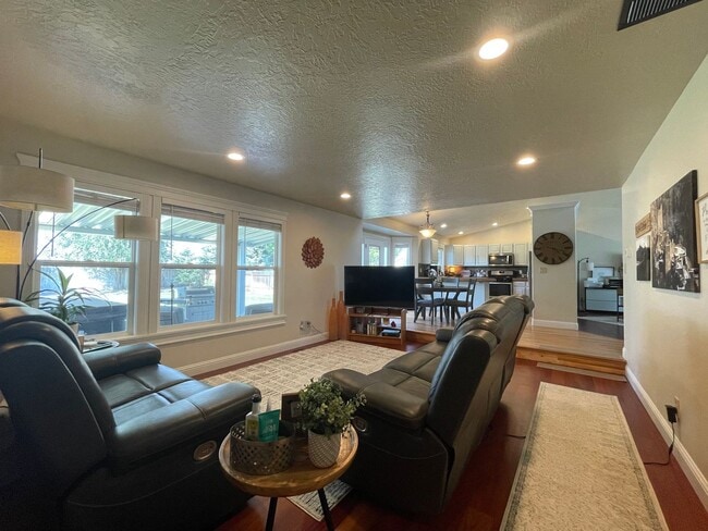 Building Photo - Nice home in great neighborhood