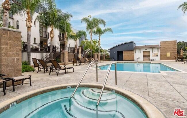 Community pool/jacuzzi - 5404 W 149th Pl