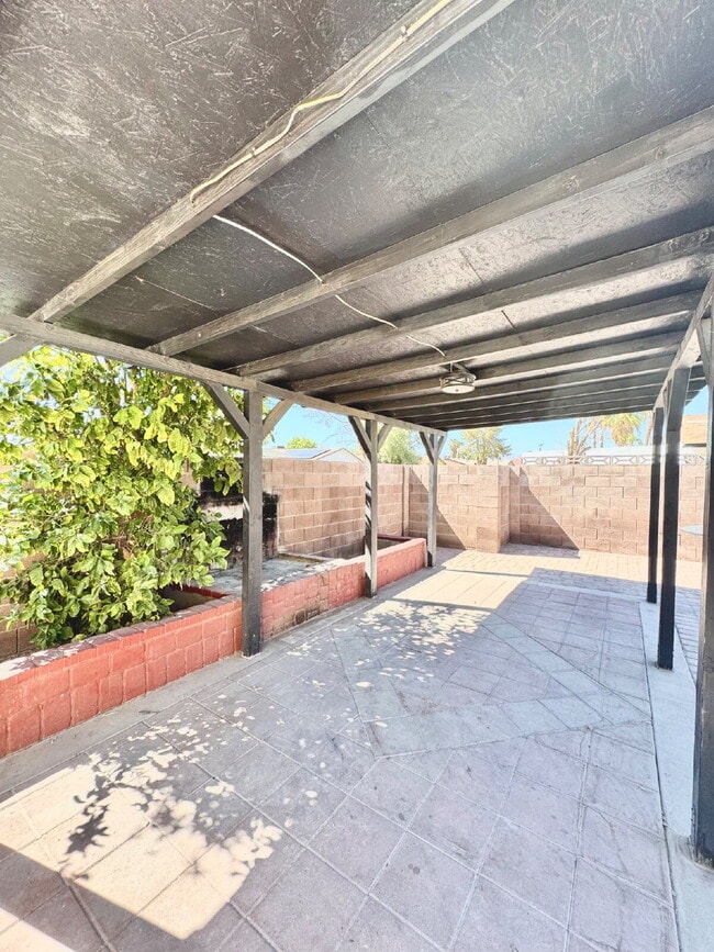 Building Photo - Spacious 4BD/3BA Pool Home with Dual Prima...