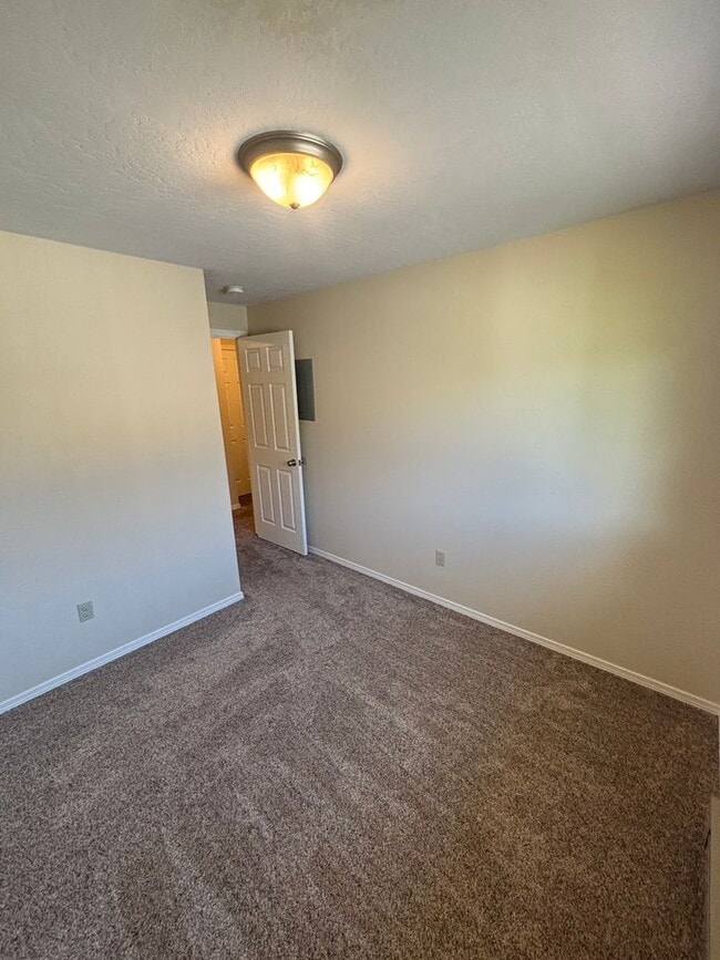 Building Photo - 13th St Townhome