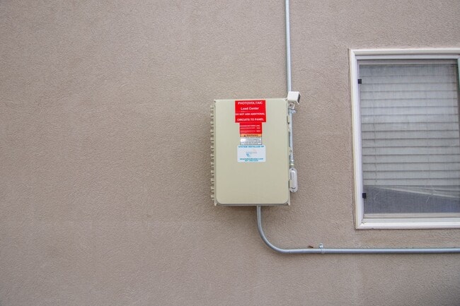 Building Photo - Gorgeous Bountiful Home w/ Solar & 3 Car Garage