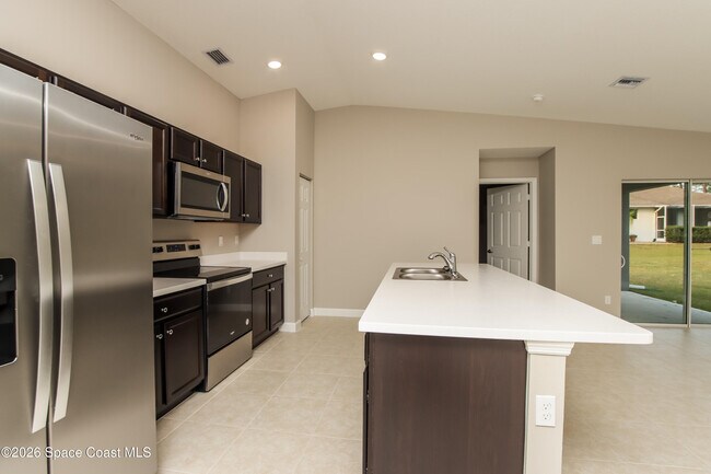 Building Photo - 543 Reading St SE