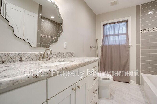 Building Photo - 902 Churchill Rd