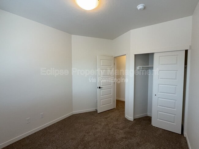 Building Photo - 250 Sasha St