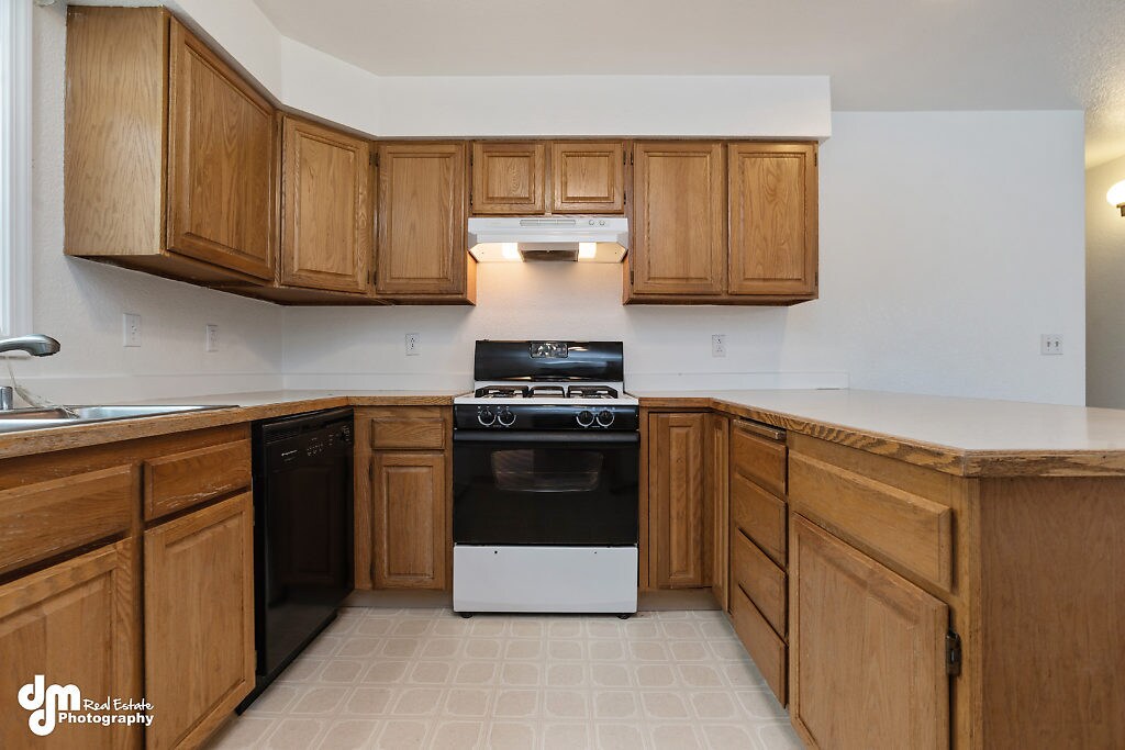 Building Photo - 1180 N Elsinore Ave