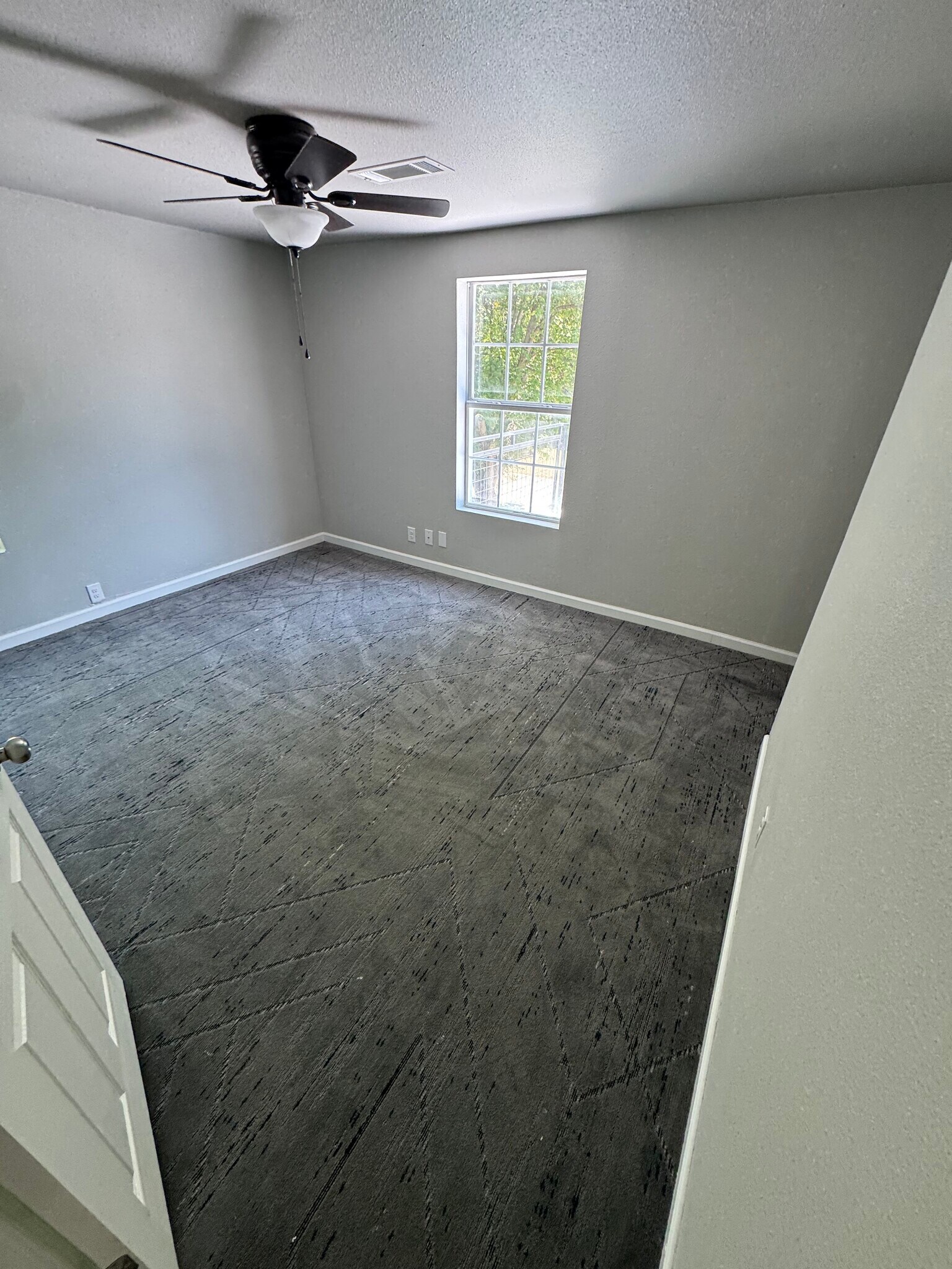 Building Photo - 514 N Ash Ave