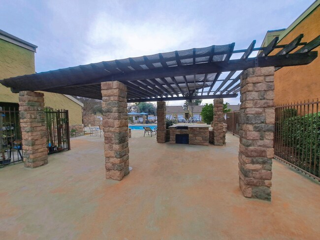 Building Photo - Charming 2-Bedroom Townhome in Fresno – Spacious Layout, Modern Kitchen & Community Amenities!