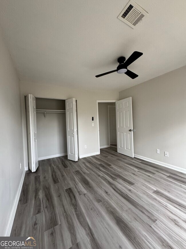 Building Photo - 3821 River Rd