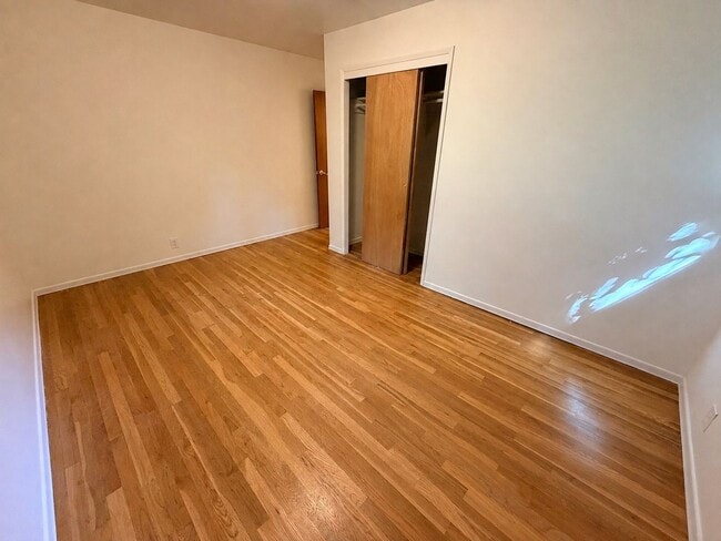 Building Photo - 9938 SW Terwilliger Blvd