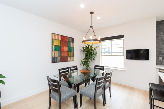 Building Photo - 3 Bedroom Townhome in the Escala Community of Mission Valley