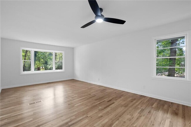 Building Photo - 2397 Sunset Dr NE