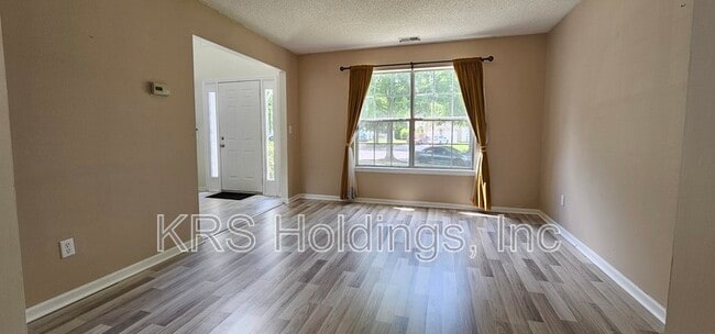 Building Photo - 3136 Sacramento Dr