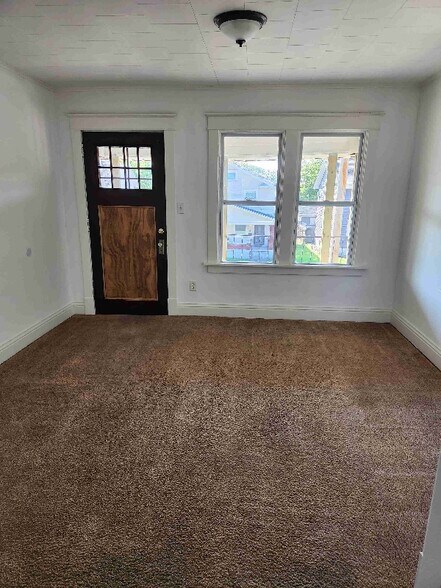 Building Photo - 27 E Hillcrest Ave
