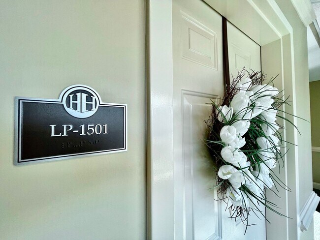 Building Photo - Super-Cool Lower Penthouse Condo Available 05-07-26!! Secured Entry, Garage Parking, Pet-Friendly!