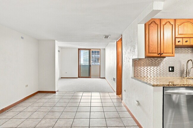 Building Photo - $1,395.95 - 1 Bed, 1 Bath Condo in Downtown Denver with Central AC, and Building amenities.