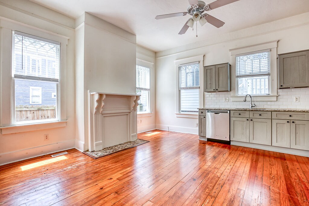 Building Photo - 301 W 32nd St