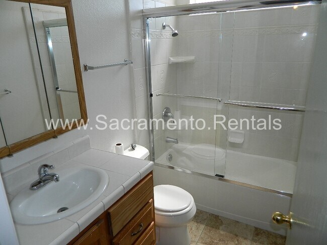 Building Photo - Spacious 4bd/2ba House with 2 Car Garage