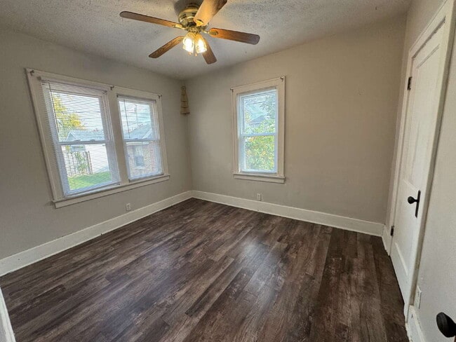 Building Photo - BIG SPACE. MODERN COMFORT. UNBEATABLE VALUE: 3 Bed, 2 Bath Duplex Delight!