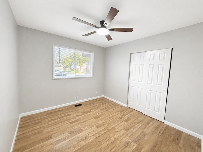 Building Photo - 6847 Hawthorne Ln