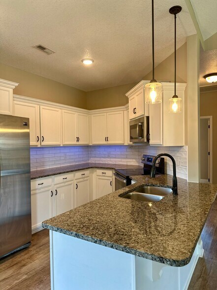 Building Photo - 1124 Eagle's View Dr