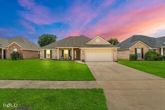 Building Photo - Check Out this 4 bed 2 bath