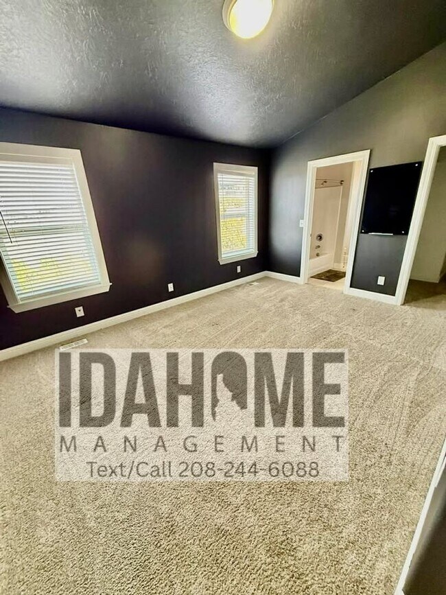 Building Photo - 2049 Sunrise Way