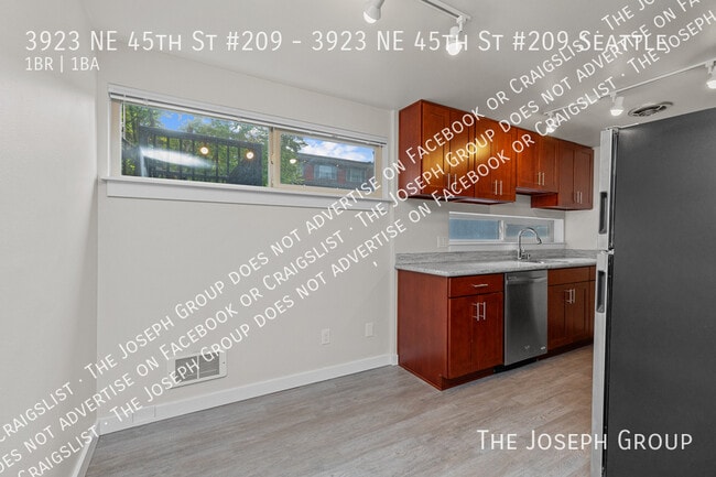 Building Photo - 3923 NE 45th St