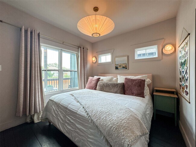 Building Photo - 1208 32nd St