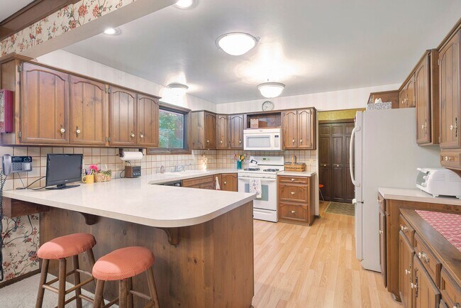 Building Photo - Beautiful 3BD/2.5BA Ranch in Park-like Set...