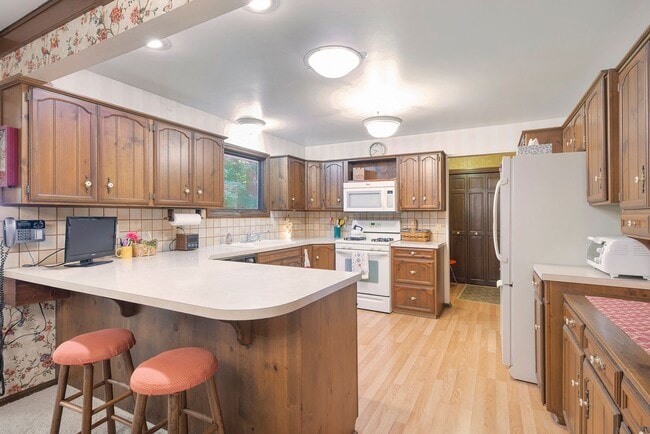 Building Photo - Beautiful 3BD/2.5BA Ranch in Park-like Setting