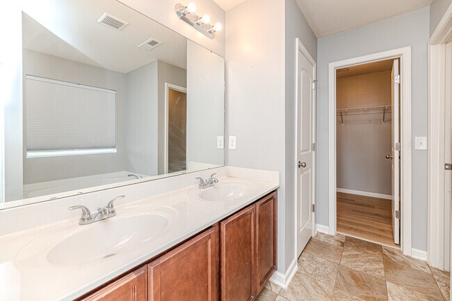 Building Photo - 2441 Westgate Dr