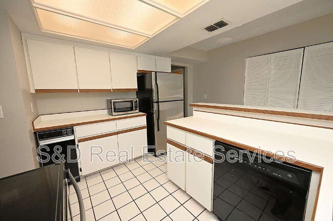 Building Photo - 1808 Village Ct