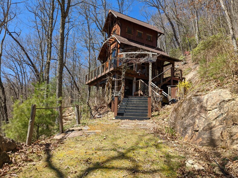 Building Photo - 14 Strawberry Hill Rd