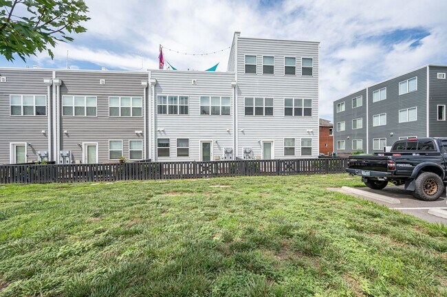 Building Photo - Modern 2 Bedroom Apartment In Manchester D...