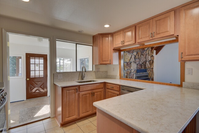 Building Photo - Unique 3 Bed 3 Bath Home