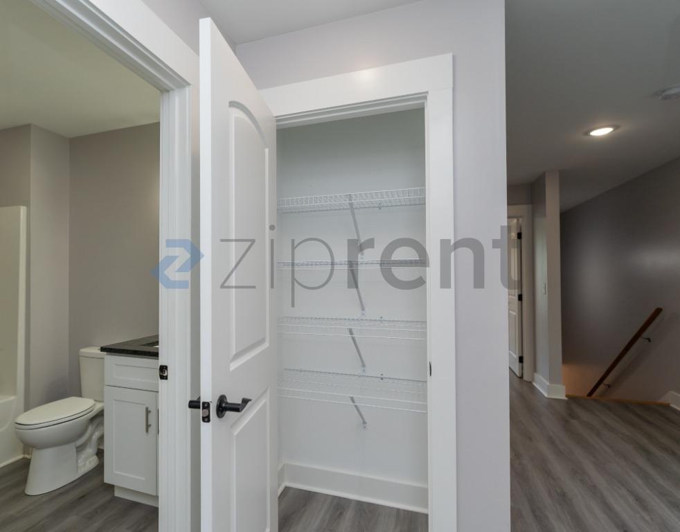 Building Photo - Unit 105
