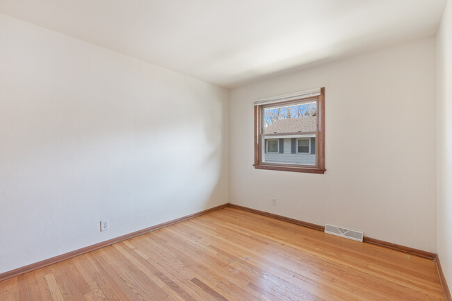 Bedroom - 2827 W Oriole Dr