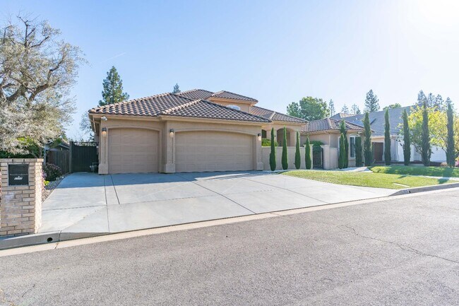 Building Photo - 1103 E Newhall Dr