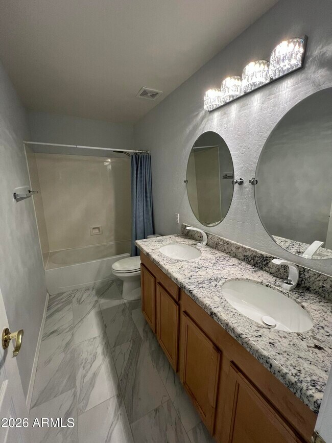 Building Photo - 2552 W St Catherine Ave