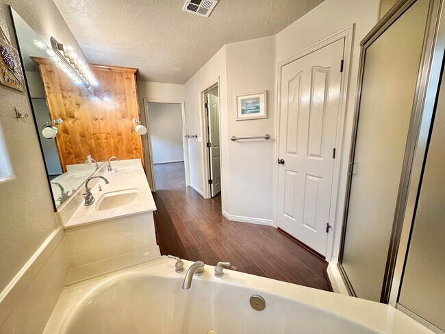 Building Photo - 3 Bedroom Home In Southgate!