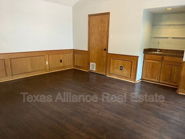 Building Photo - 741 Sparrow Ln