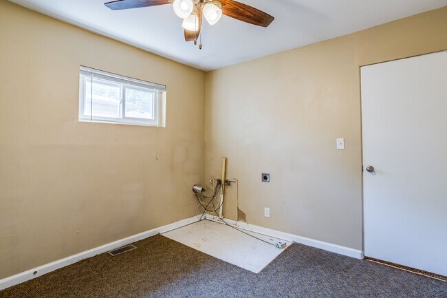 Building Photo - Cozy 2 bedroom 1 bathroom duplex in Southeast Wichita.