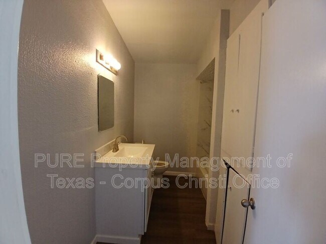 Building Photo - 1506 Crosby St